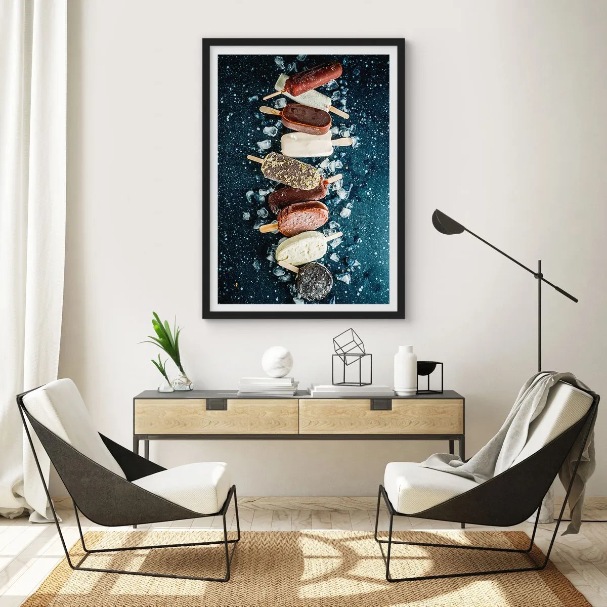 Poster in een zwarte lijst - Verschillende ijsjes omringd door ijs tegen een donkere lucht - 50x70cm - De smaak van hete zomer - Moderne wanddecoratie voor woonkamer en slaapkamer ARTTOR