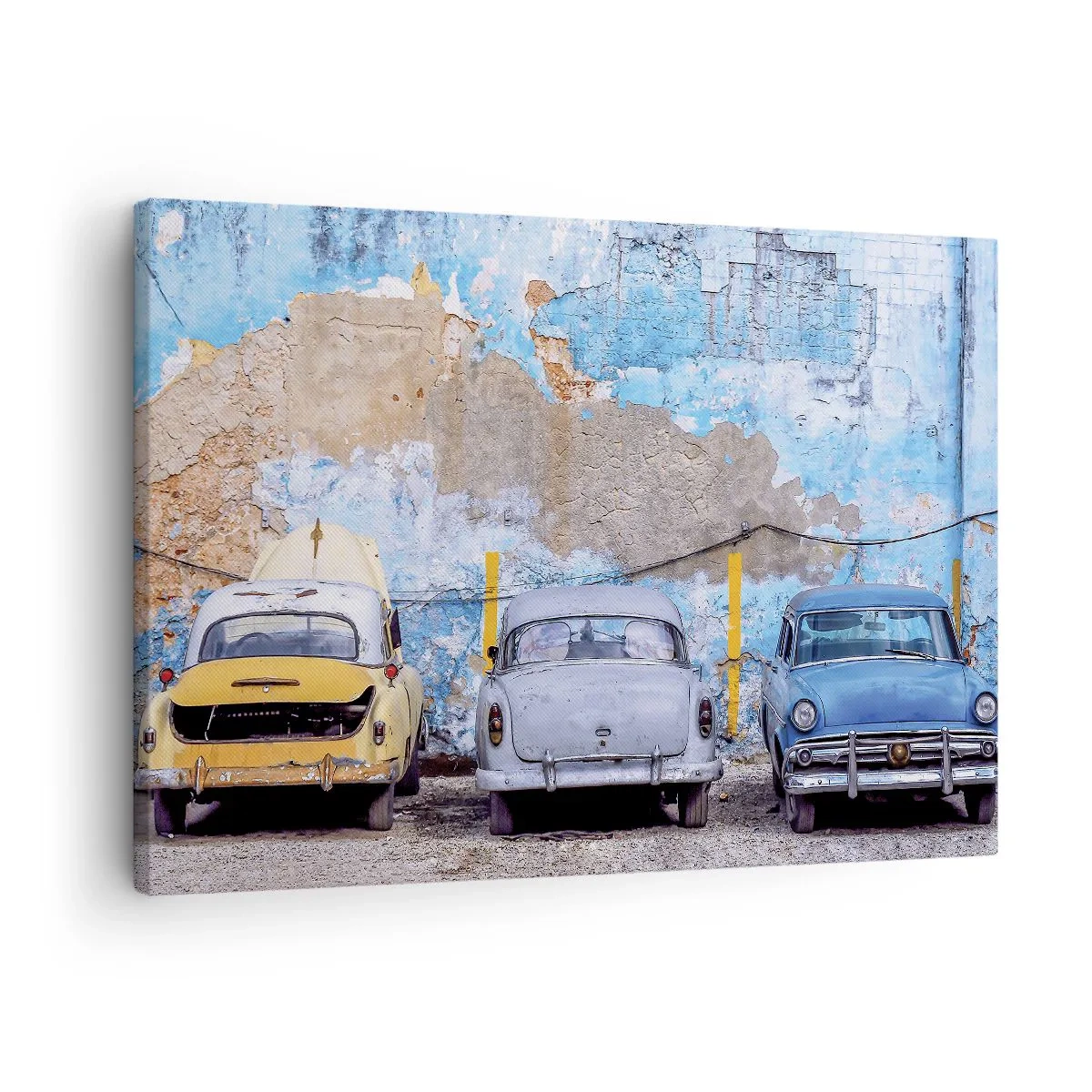 Schilderen op canvas - Oude auto's tegen de achtergrond van een verwoeste muur - 70x50cm - Veteranenbijeenkomst - Moderne wanddecoratie voor woonkamer en slaapkamer ARTTOR