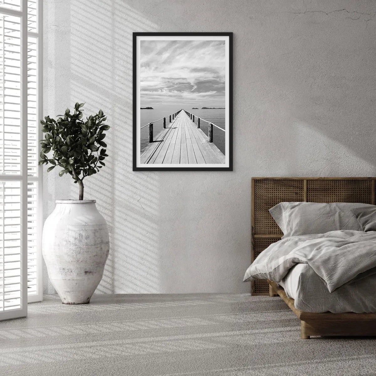 Poster in een zwarte lijst - Een houten pier die in de verte over kalm water leidt - 50x70cm - Of misschien een reis... - Moderne wanddecoratie voor woonkamer en slaapkamer ARTTOR
