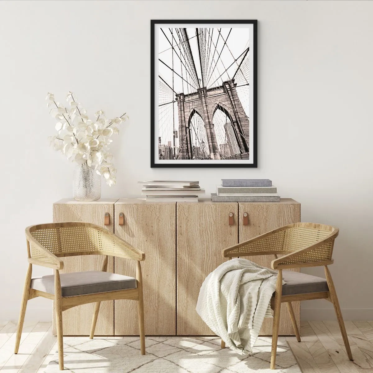 Poster in een zwarte lijst - Zwart-witfoto van de brug vanuit het perspectief van de voetgangersbrug. - 50x70cm - Kathedraal van New York - Moderne wanddecoratie voor woonkamer en slaapkamer ARTTOR