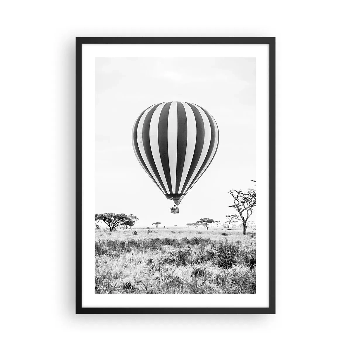 Poster in een zwarte lijst - Een heteluchtballon zweeft over de savanne in zwart-wit. - 50x70cm - Boven de savanne - Moderne wanddecoratie voor woonkamer en slaapkamer ARTTOR