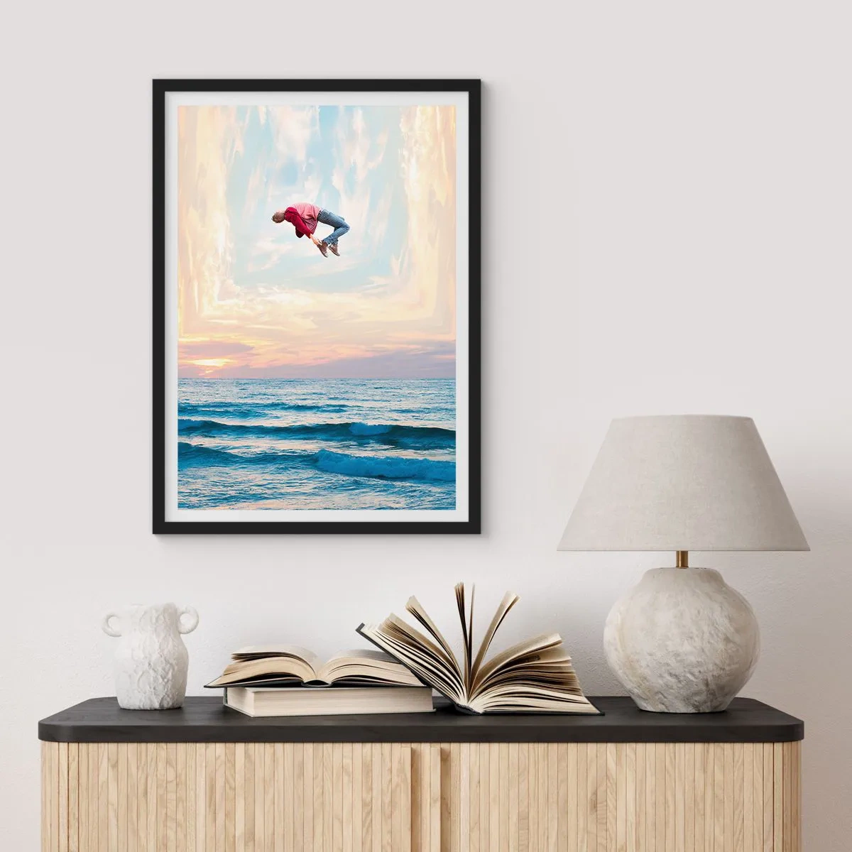 Poster in een zwarte lijst - Een man springt bij zonsondergang de lucht in boven de oceaan - 50x70cm - Naar een andere dimensie - Moderne wanddecoratie voor woonkamer en slaapkamer ARTTOR