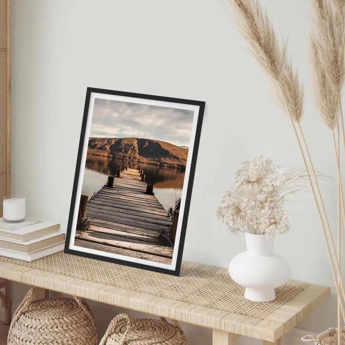 Poster in een zwarte lijst - Een houten steiger leidt naar een rustig meer met een bergachtige achtergrond - 50x70cm - Landschap in stilte - Moderne wanddecoratie voor woonkamer en slaapkamer ARTTOR