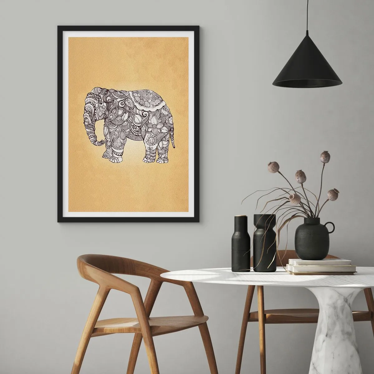 Poster in een zwarte lijst - Decoratieve illustratie van een olifant met ingewikkelde ornamenten op een gouden achtergrond - 50x70cm - De olifant heeft zichzelf bedekt - Moderne wanddecoratie voor woonkamer en slaapkamer ARTTOR