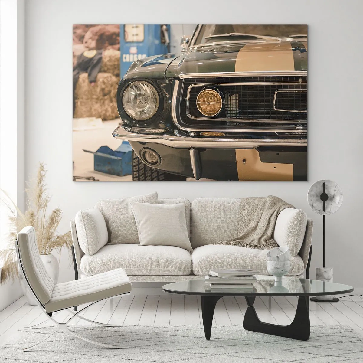 Schilderen op glas - Close-up van een klassieke auto, Mustang, in een werkplaats - 70x50cm - Ontmoeting met een legende - Moderne wanddecoratie voor woonkamer en slaapkamer ARTTOR