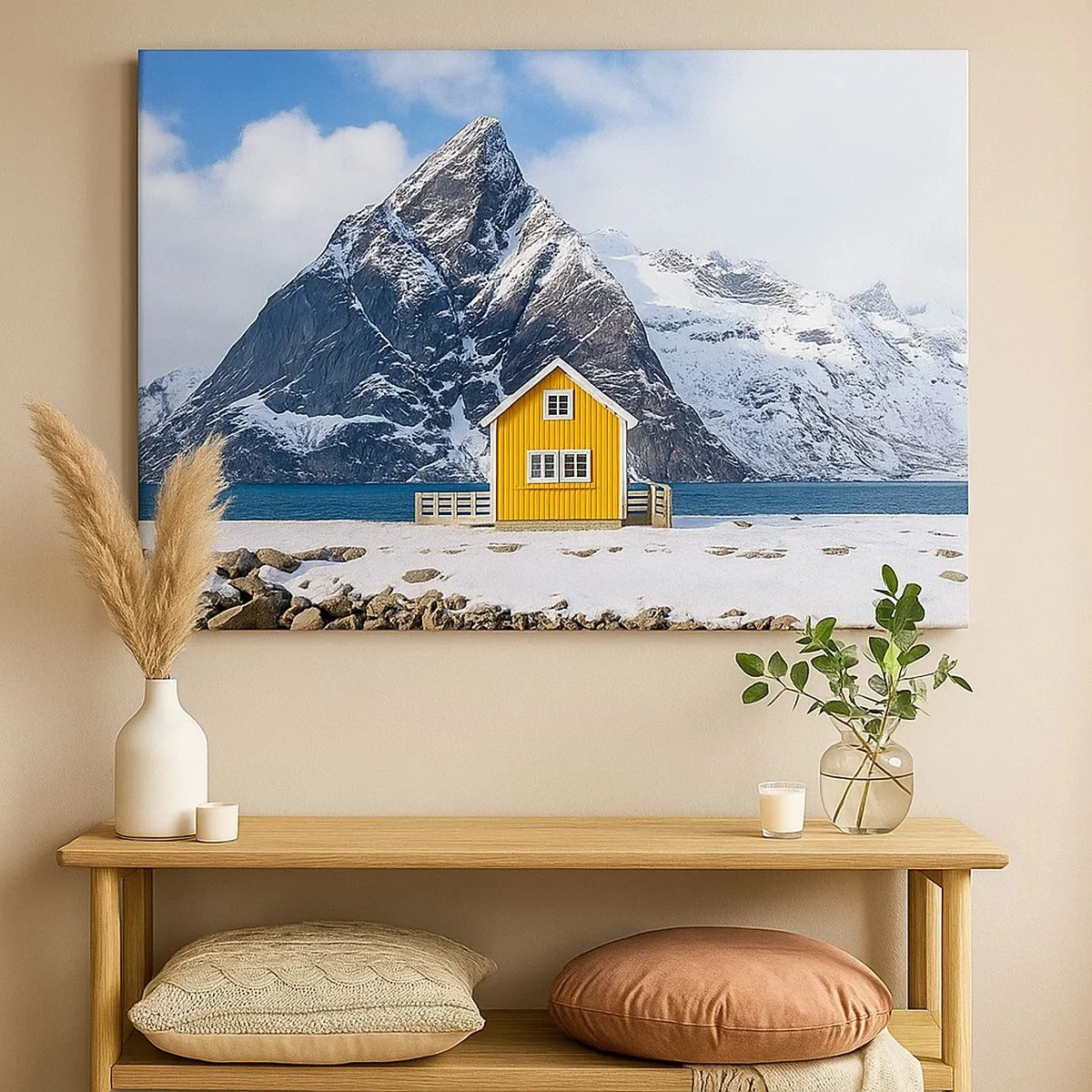 Schilderen op canvas - Een geel huis tegen de achtergrond van besneeuwde bergen en de zee - 70x50cm - Scandinavische vakanties - Moderne wanddecoratie voor woonkamer en slaapkamer ARTTOR