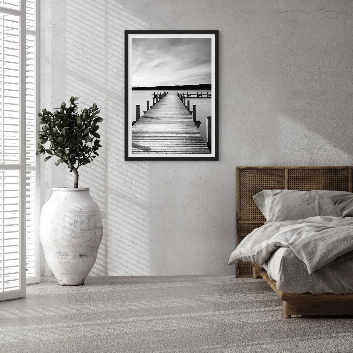 Poster in een zwarte lijst - Houten steiger boven een kalm meer in zwart-wit - 50x70cm - Bij de waterput - vrede - Moderne wanddecoratie voor woonkamer en slaapkamer ARTTOR