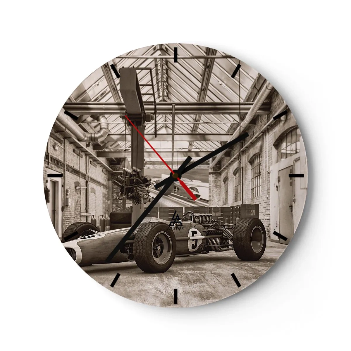 Wandklok - Klok - Een klassieke racewagen in een oude industriële hal - 30x30cm - De rust van de winnaar - Moderne wanddecoratie voor woonkamer, keuken en slaapkamer ARTTOR