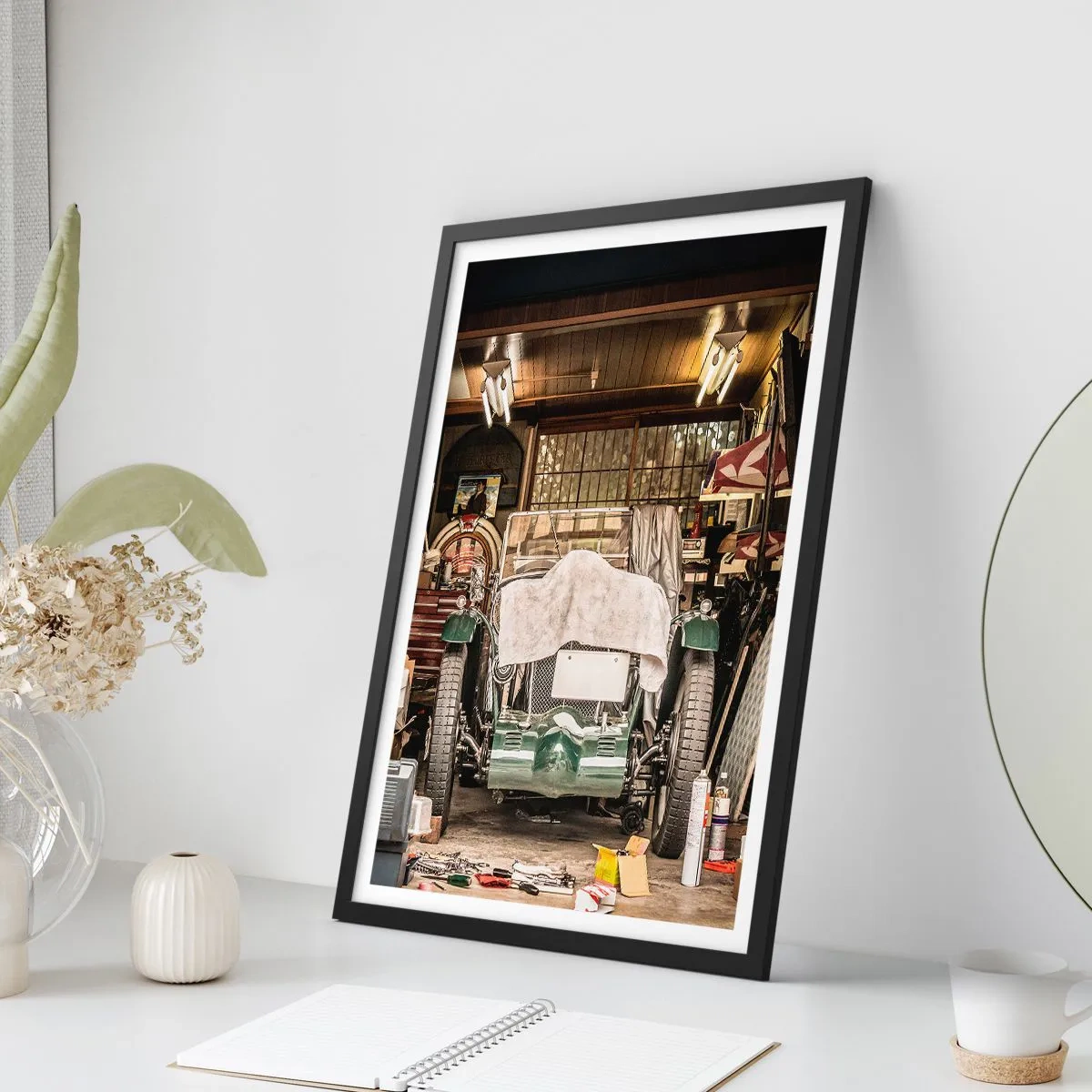 Poster in een zwarte lijst - Een oldtimer in een garage, omringd door gereedschap - 50x70cm - Terug naar het verleden - Moderne wanddecoratie voor woonkamer en slaapkamer ARTTOR