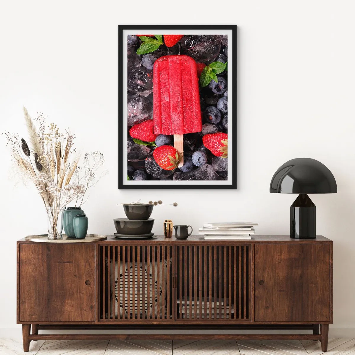 Poster in een zwarte lijst - Rode ijssorbet op een stokje omringd door aardbeien en bosbessen - 50x70cm - De smaak van hete zomer - Moderne wanddecoratie voor woonkamer en slaapkamer ARTTOR