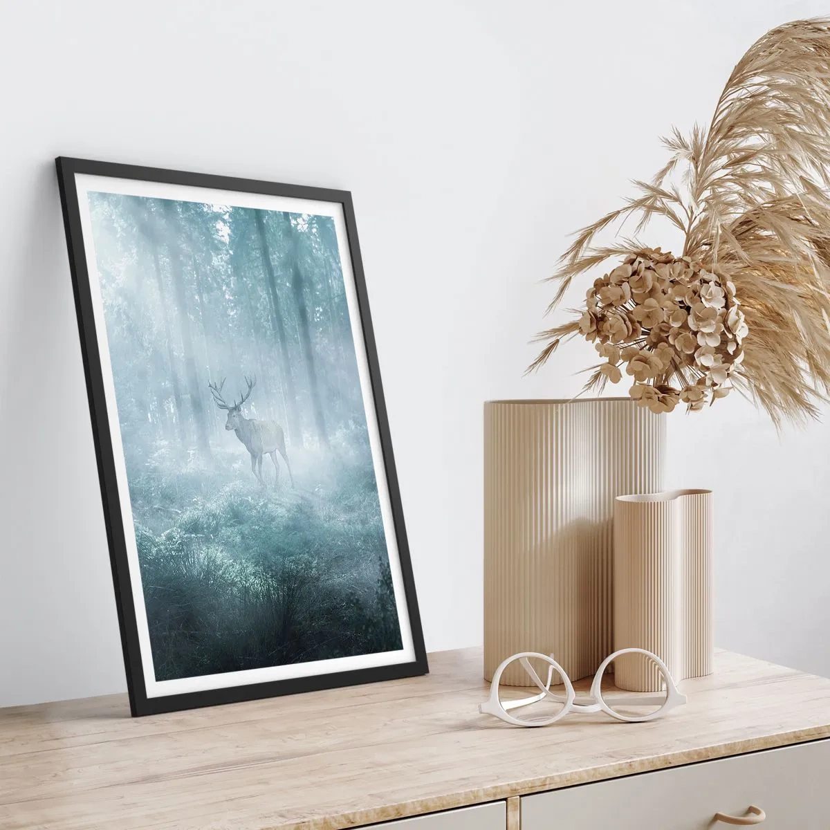 Poster in een zwarte lijst - Herten in de ochtendmist in het bos - 50x70cm - Ochtendbezoek aan het landgoed - Moderne wanddecoratie voor woonkamer en slaapkamer ARTTOR