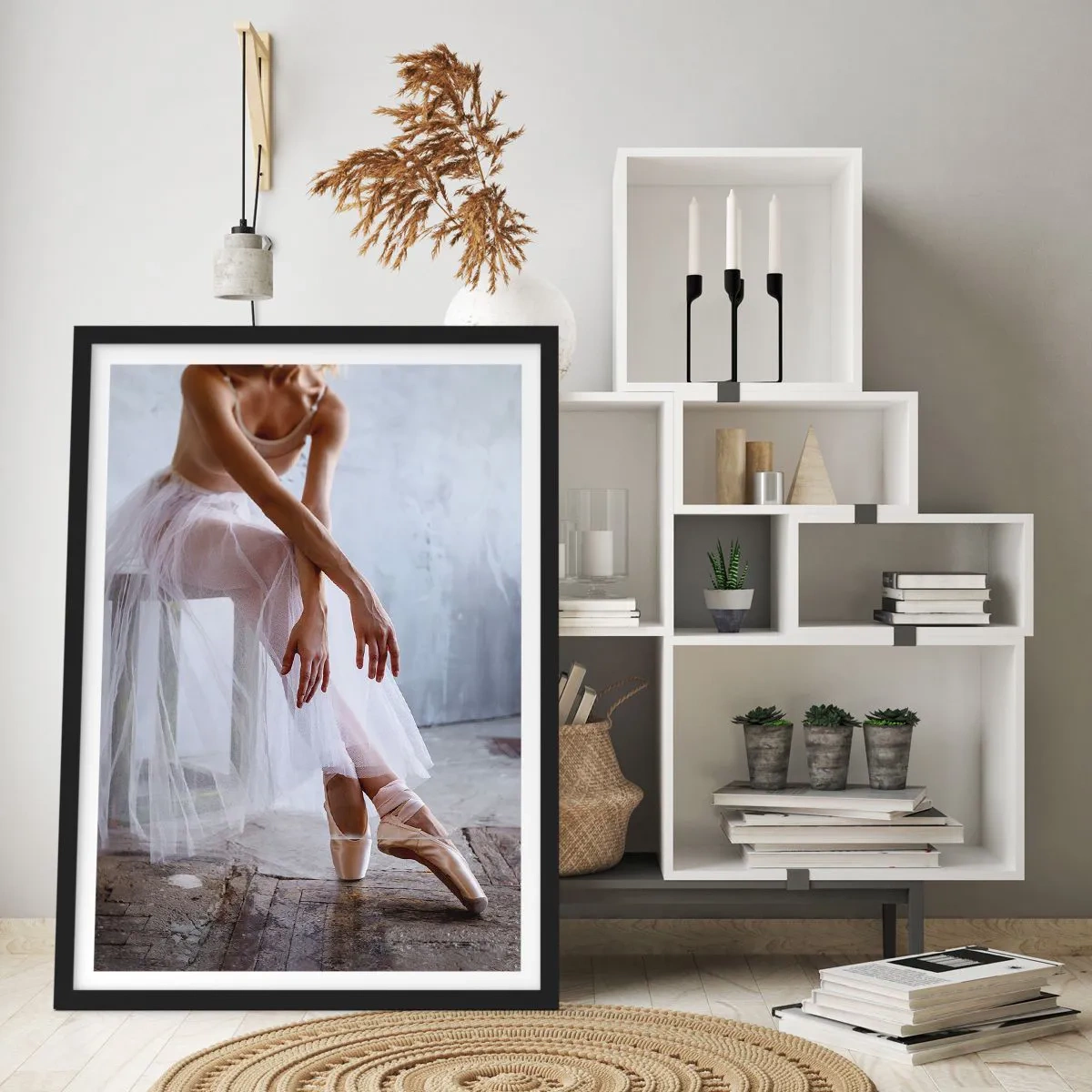 Poster in een zwarte lijst - Een ballerina in een delicate pose tegen een industriële achtergrond - 50x70cm - Voordat de oprijlichten schijnen - Moderne wanddecoratie voor woonkamer en slaapkamer ARTTOR