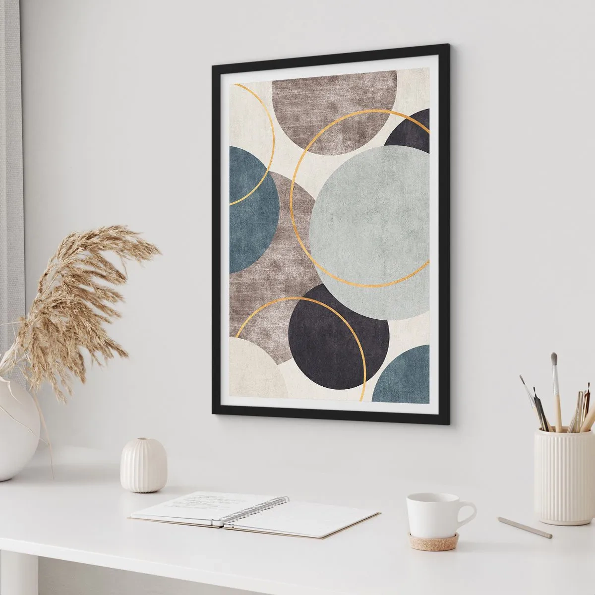 Poster in een zwarte lijst - Abstracte geometrische compositie met cirkels in blauwtinten. - 50x70cm - Wiel voor wiel - Moderne wanddecoratie voor woonkamer en slaapkamer ARTTOR
