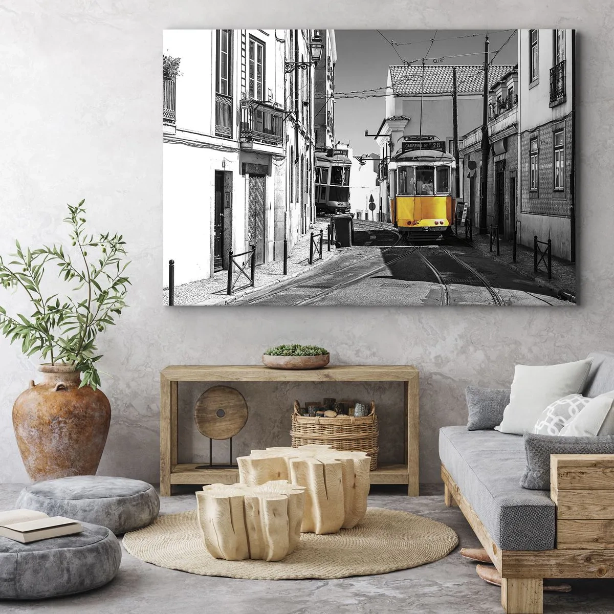 Schilderen op canvas - Een gele tram op de straten van Lissabon in een monochrome setting - 70x50cm - De geest van Lissabon - Moderne wanddecoratie voor woonkamer en slaapkamer ARTTOR
