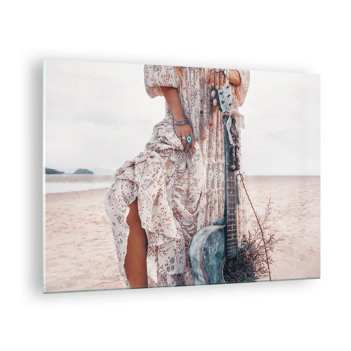 Schilderen op glas - Vrouw in boho-stijl met gitaar op een leeg strand - 70x50cm - Kinderen bloemen onderweg - Moderne wanddecoratie voor woonkamer en slaapkamer ARTTOR