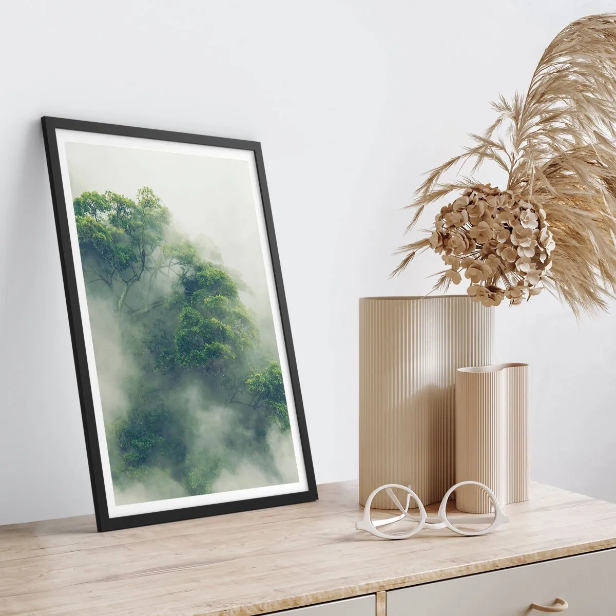 Poster in een zwarte lijst - Groene boomtoppen verborgen in dikke, mysterieuze mist - 50x70cm - In mist gehuld - Moderne wanddecoratie voor woonkamer en slaapkamer ARTTOR