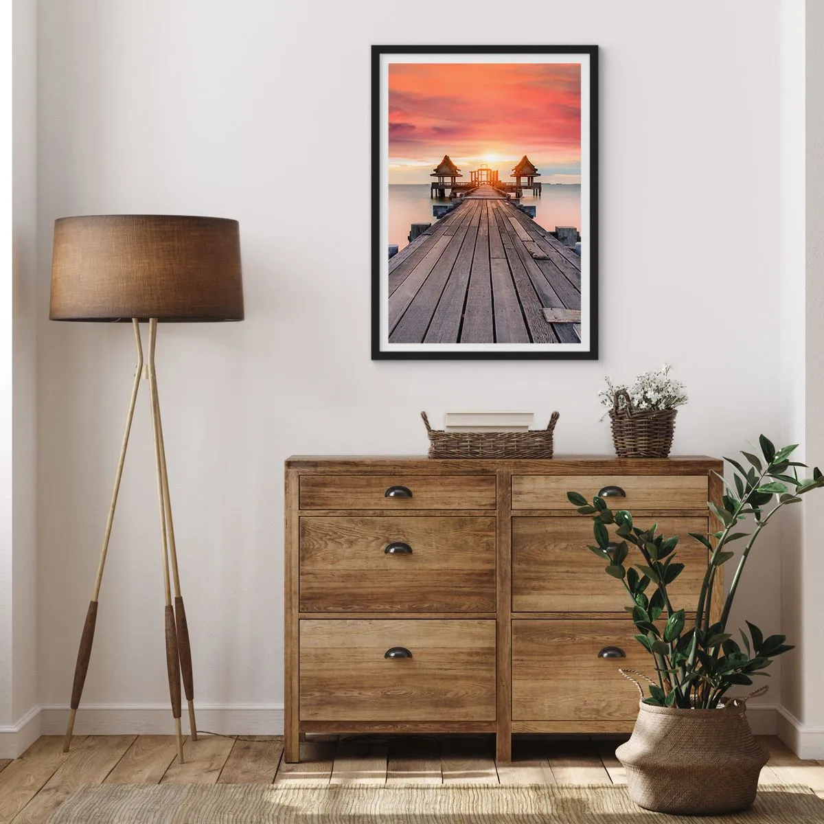Poster in een zwarte lijst - Een houten steiger met de ondergaande zon boven het water op de achtergrond - 50x70cm - West in het Oosten - Moderne wanddecoratie voor woonkamer en slaapkamer ARTTOR