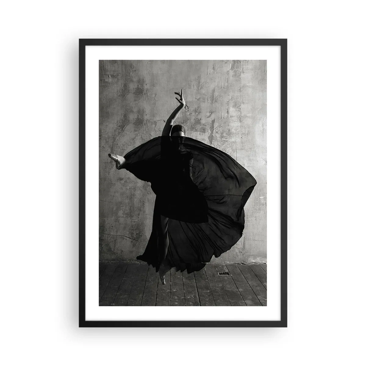 Poster in een zwarte lijst - Een zwart-witfoto van een danseres in dynamische beweging tegen een ruwe muur. - 50x70cm - Gepassioneerde riem - Moderne wanddecoratie voor woonkamer en slaapkamer ARTTOR