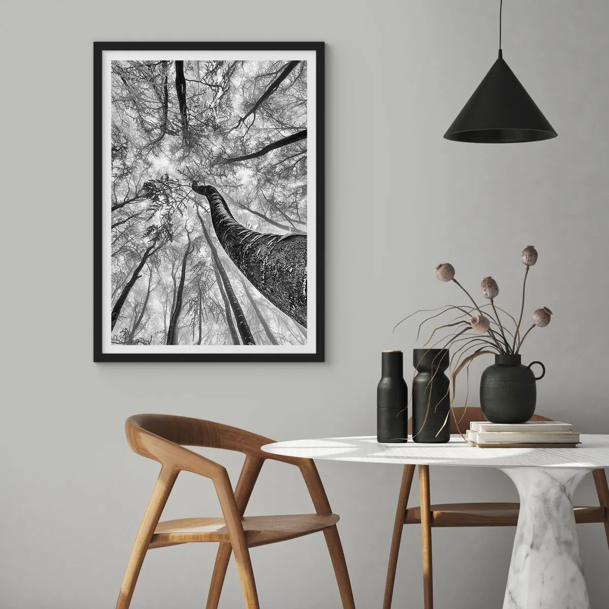 Poster in een zwarte lijst - Perspectief van bomen in zwart-wit - 50x70cm - Race naar het licht - Moderne wanddecoratie voor woonkamer en slaapkamer ARTTOR