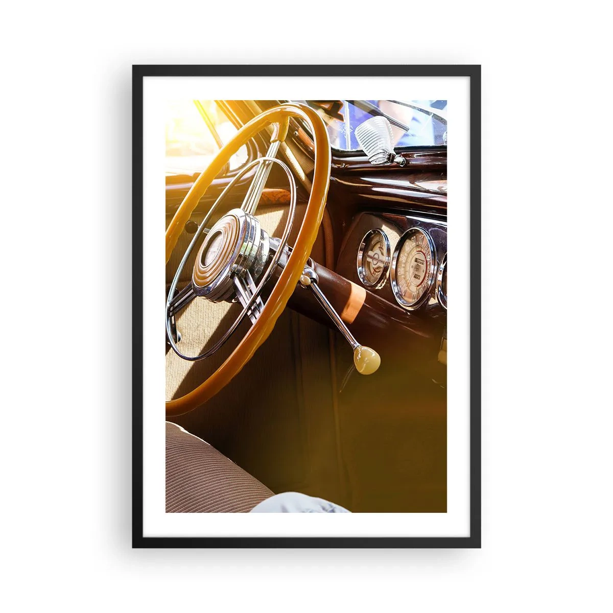 Poster in een zwarte lijst - Interieur van een klassieke auto met stuurwiel - 50x70cm - Een adem van luxe uit het verleden - Moderne wanddecoratie voor woonkamer en slaapkamer ARTTOR