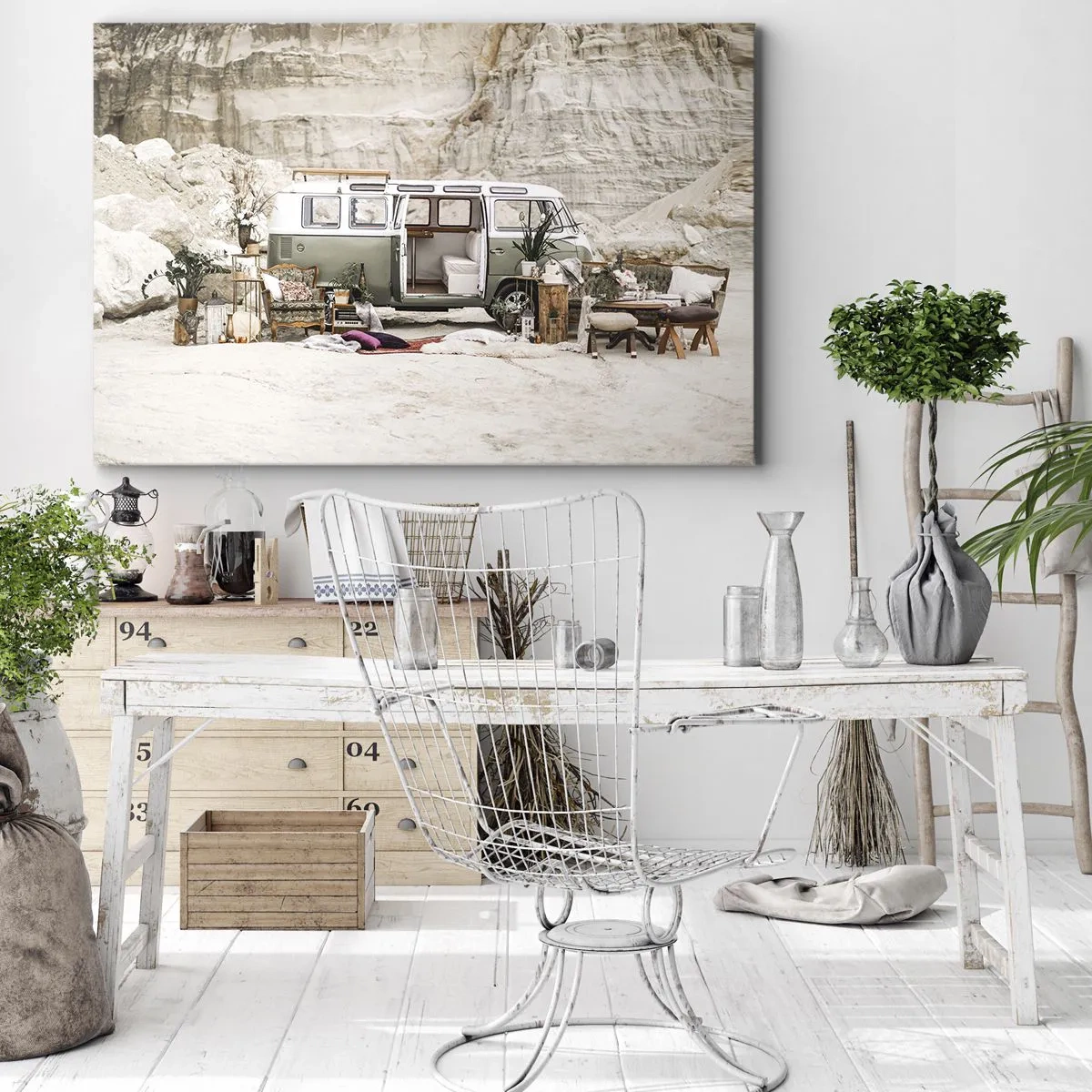 Schilderen op canvas - Een retro camper met een boho-design tegen een rotsachtig landschap. - 70x50cm - Er is de tijd om aan de reis te beginnen - Moderne wanddecoratie voor woonkamer en slaapkamer ARTTOR