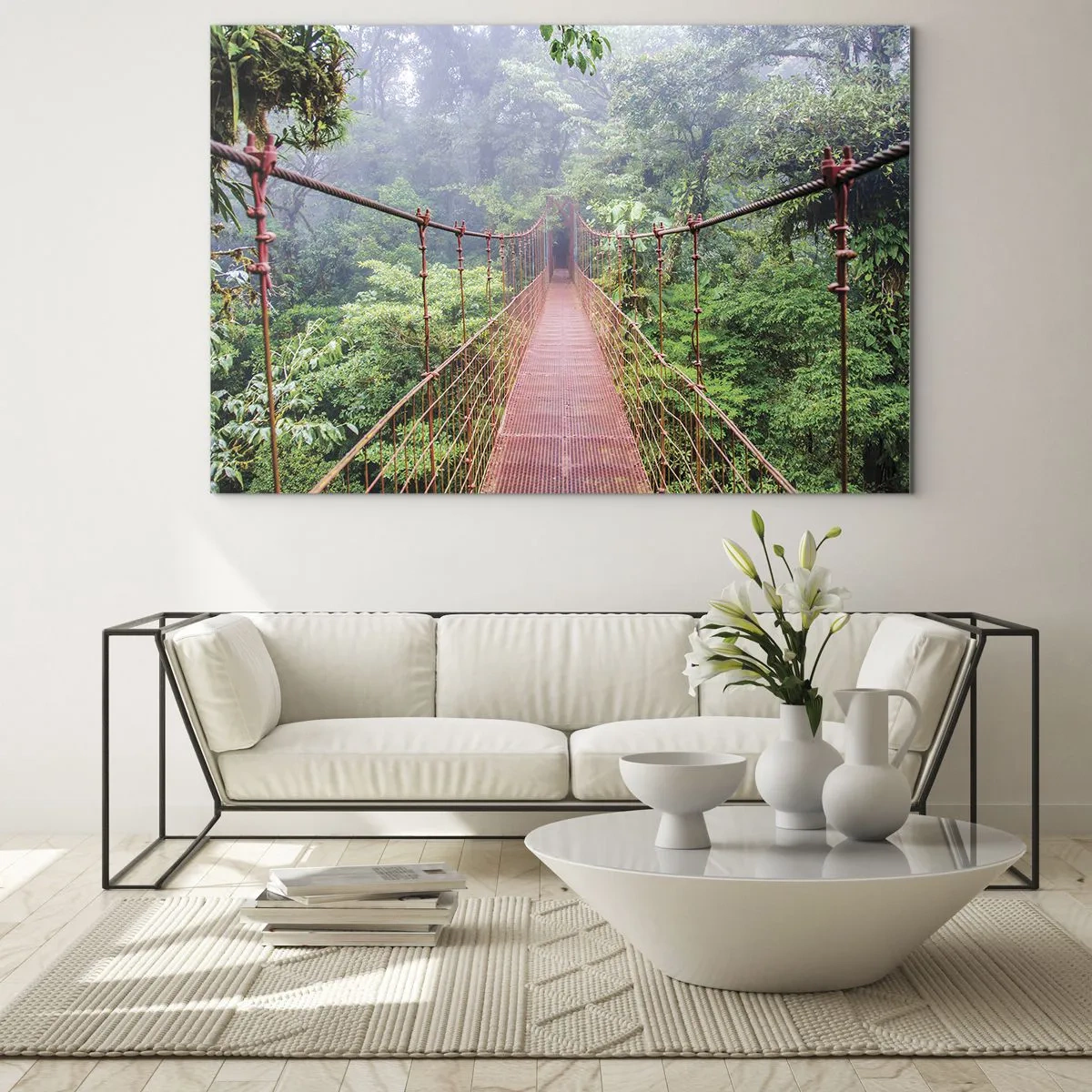 Schilderen op glas - Een rode hangbrug over een groene jungle in de mist - 70x50cm - Opgehangen over de kronen - Moderne wanddecoratie voor woonkamer en slaapkamer ARTTOR