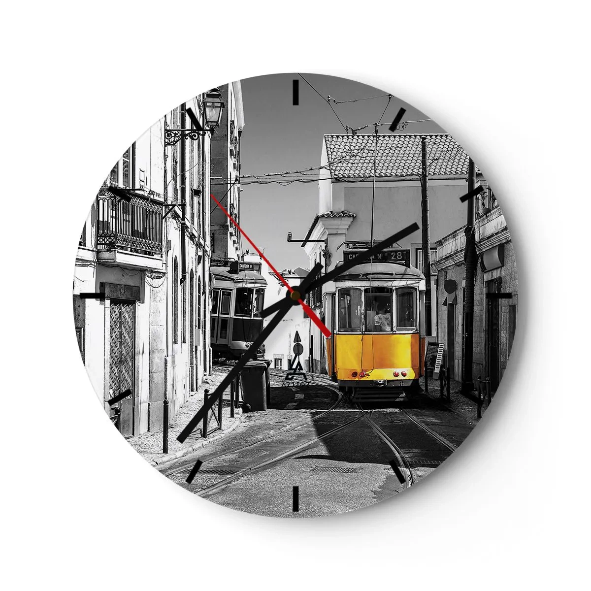 Wandklok - Klok - Een gele tram op een zwart-witte straat in Lissabon - 30x30cm - De geest van Lissabon - Moderne wanddecoratie voor woonkamer, keuken en slaapkamer ARTTOR