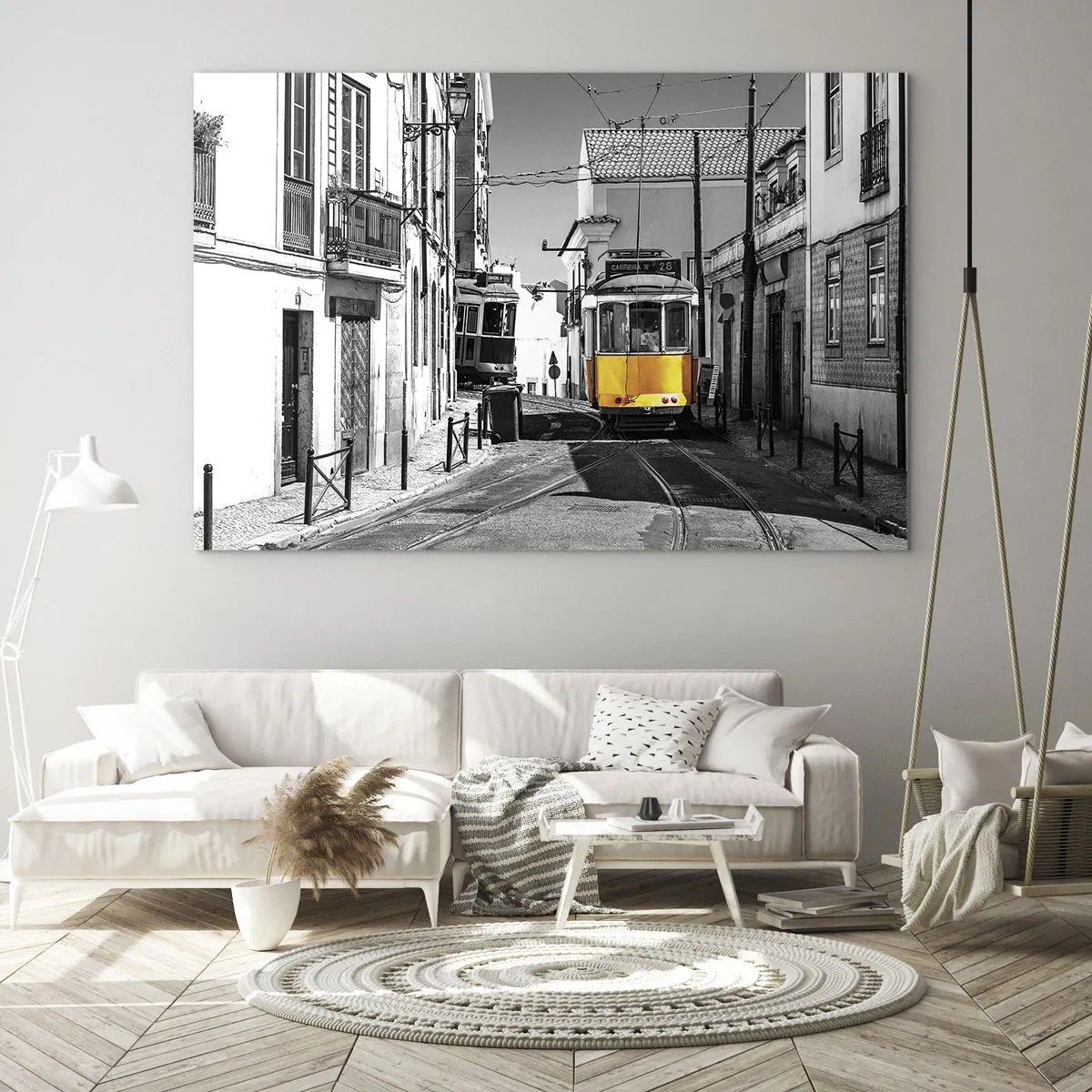 Schilderen op glas - Een gele tram op een zwart-witte straat in een Europese stad. - 70x50cm - De geest van Lissabon - Moderne wanddecoratie voor woonkamer en slaapkamer ARTTOR
