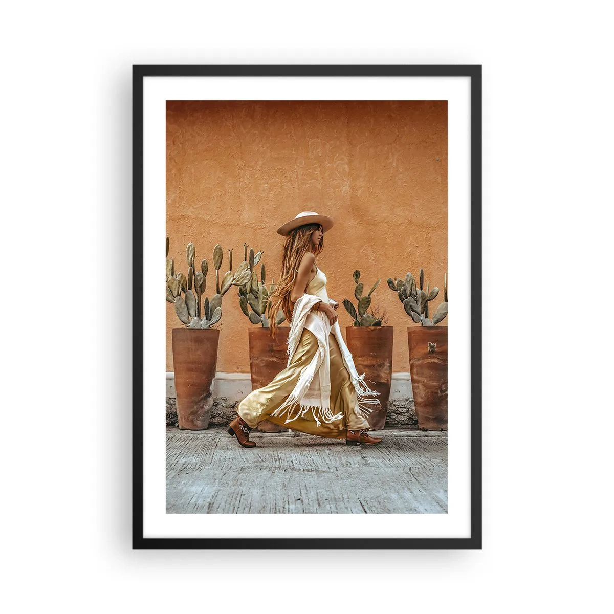 Poster in een zwarte lijst - Stijlvolle vrouw met hoed tegen een achtergrond van cactussen - 50x70cm - Hippie-stijl - Moderne wanddecoratie voor woonkamer en slaapkamer ARTTOR