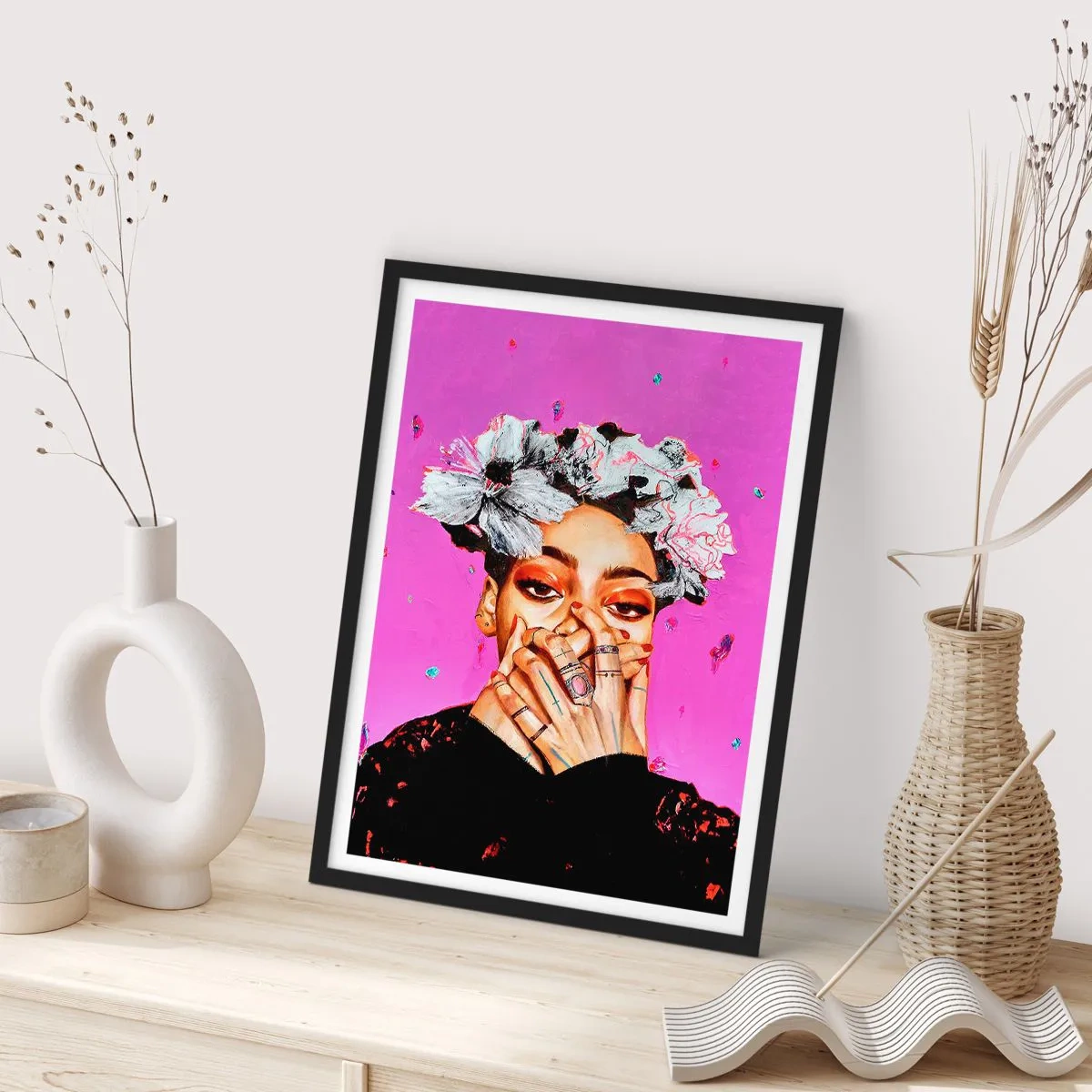 Poster in een zwarte lijst - Een expressief portret van een vrouw tegen een intens roze achtergrond. - 50x70cm - Een beetje gek - Moderne wanddecoratie voor woonkamer en slaapkamer ARTTOR