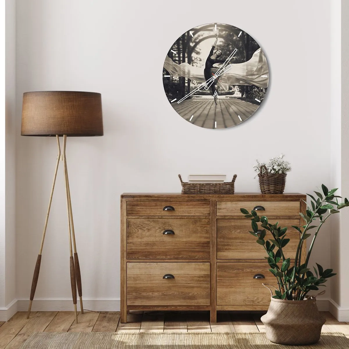 Wandklok - Klok - Een danseres in beweging met wapperende stof in een zwart-witte setting. - 30x30cm - De dans van de tuingeest - Moderne wanddecoratie voor woonkamer, keuken en slaapkamer ARTTOR