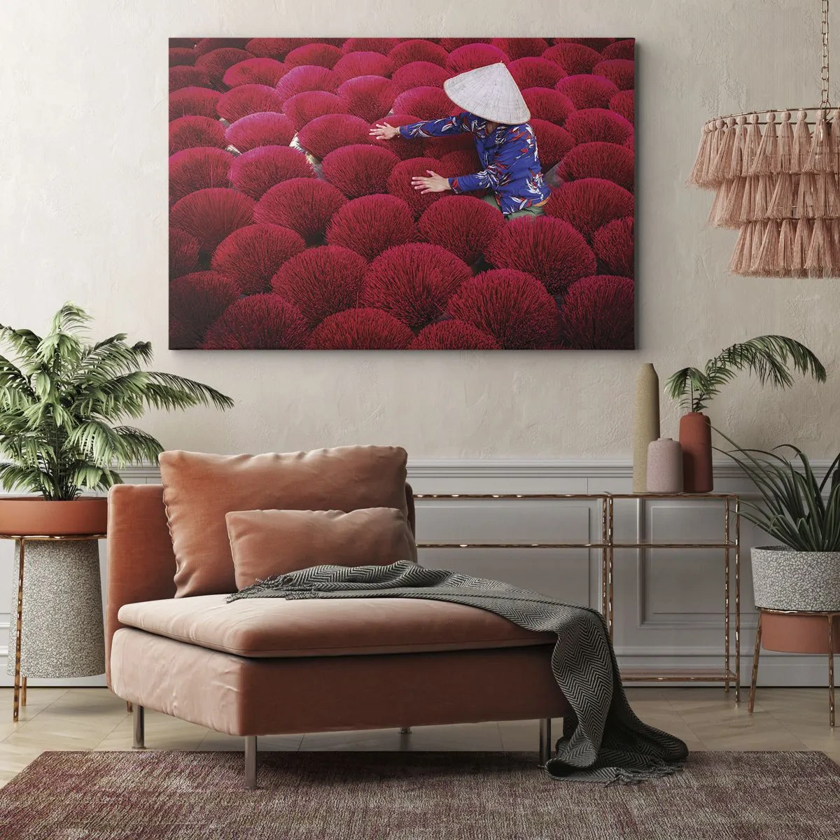 Schilderen op canvas - Een vrouw met een traditionele hoed tussen rode wierookstokjes - 70x50cm - In het rijstveld - Moderne wanddecoratie voor woonkamer en slaapkamer ARTTOR