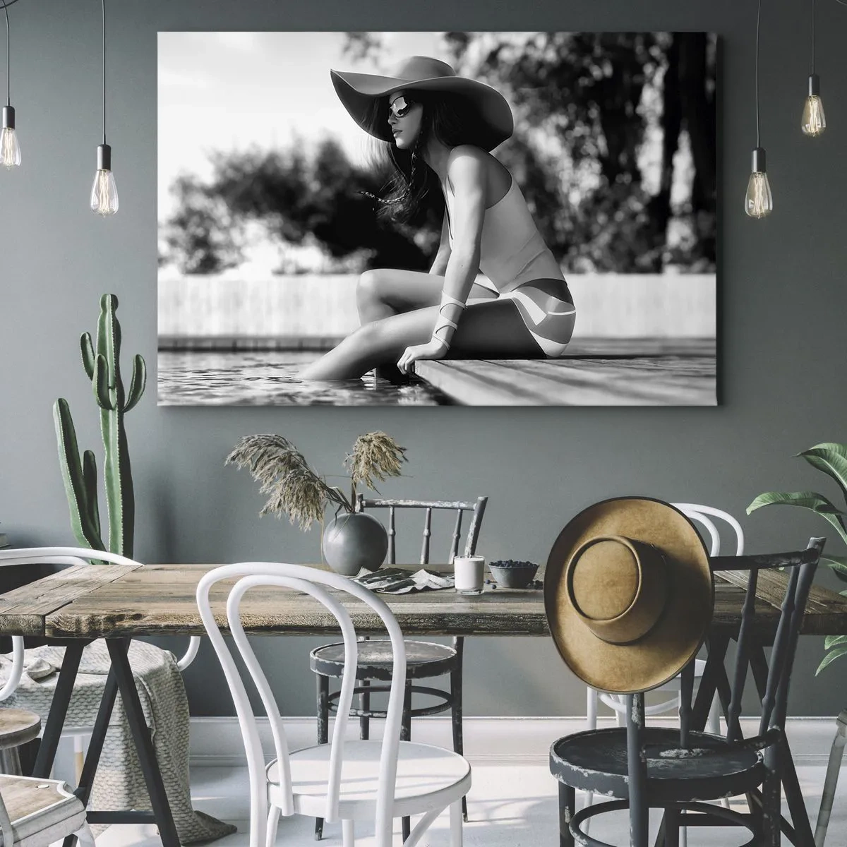 Schilderen op canvas - Vrouw met hoed bij het zwembad in zwart-wit - 70x50cm - Zomerdroom - Moderne wanddecoratie voor woonkamer en slaapkamer ARTTOR