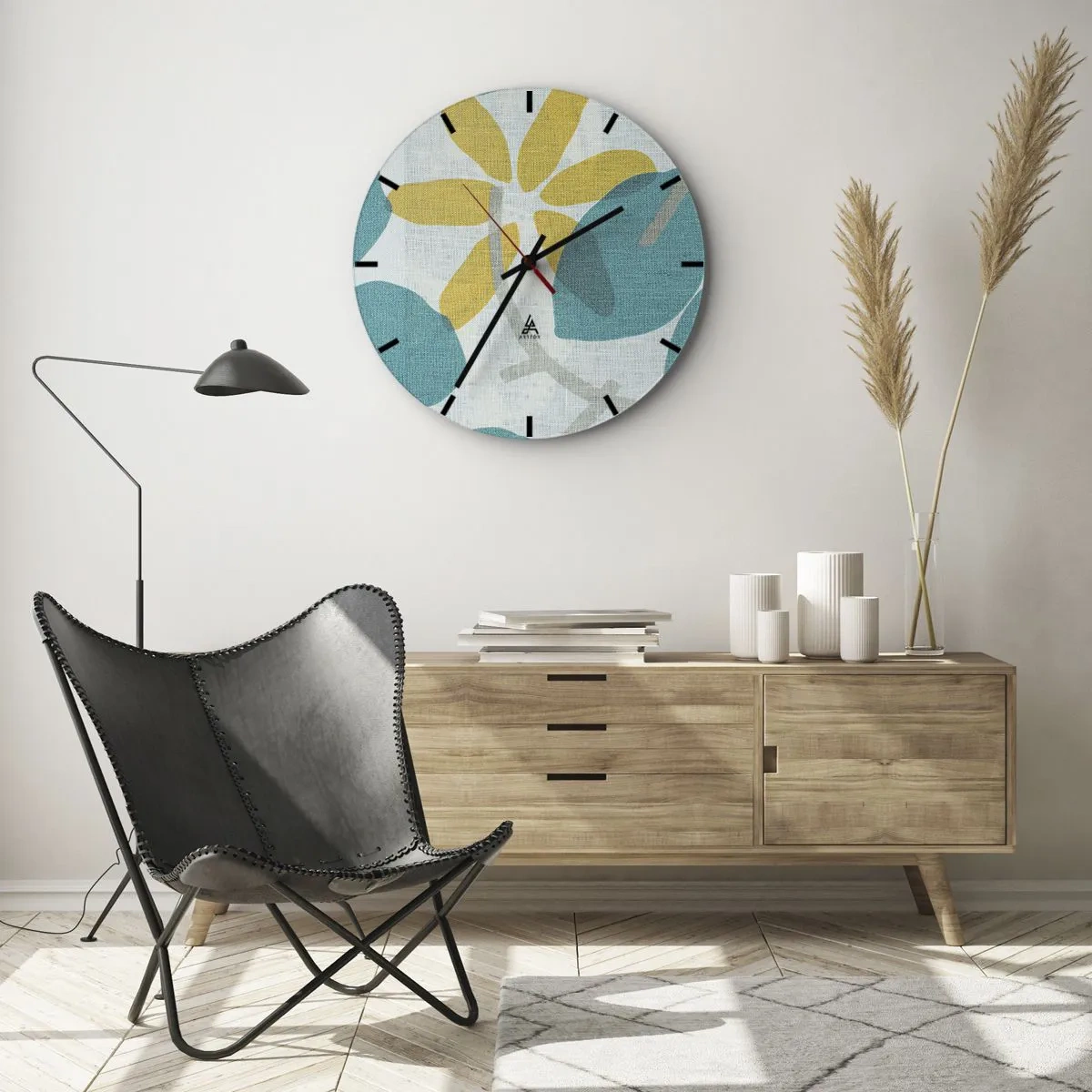 Wandklok - Klok - Gele en turquoise bladeren op een lichte, linnenachtige achtergrond - 30x30cm - Tussen de azuurblauwe bladeren - Moderne wanddecoratie voor woonkamer, keuken en slaapkamer ARTTOR