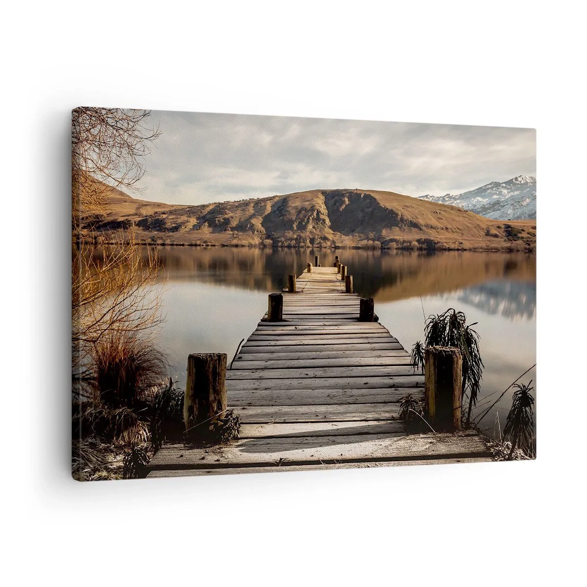 Schilderen op canvas - Een houten pier boven een meer omgeven door pittoreske heuvels - 70x50cm - Landschap in stilte - Moderne wanddecoratie voor woonkamer en slaapkamer ARTTOR