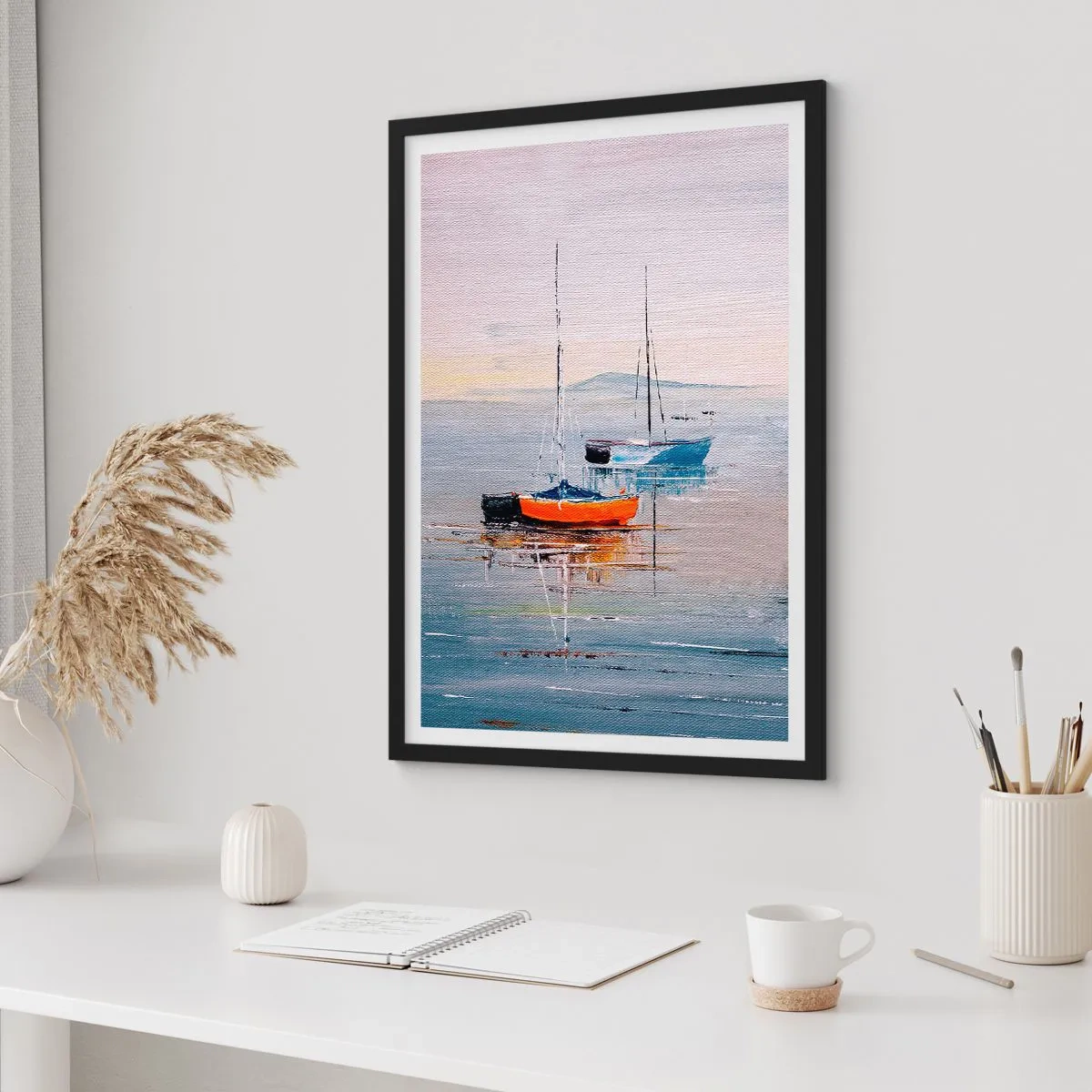 Poster in een zwarte lijst - Zeilboten op kalm water - 50x70cm - Een welverdiende rust - Moderne wanddecoratie voor woonkamer en slaapkamer ARTTOR