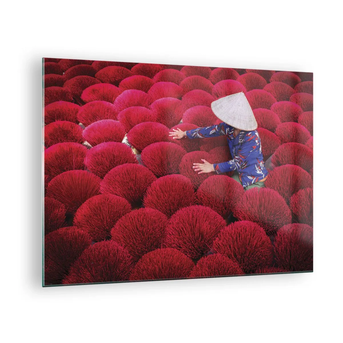 Schilderen op glas - Een arbeider tussen rode wierookstokjes tegen een patroonachtergrond - 70x50cm - In het rijstveld - Moderne wanddecoratie voor woonkamer en slaapkamer ARTTOR