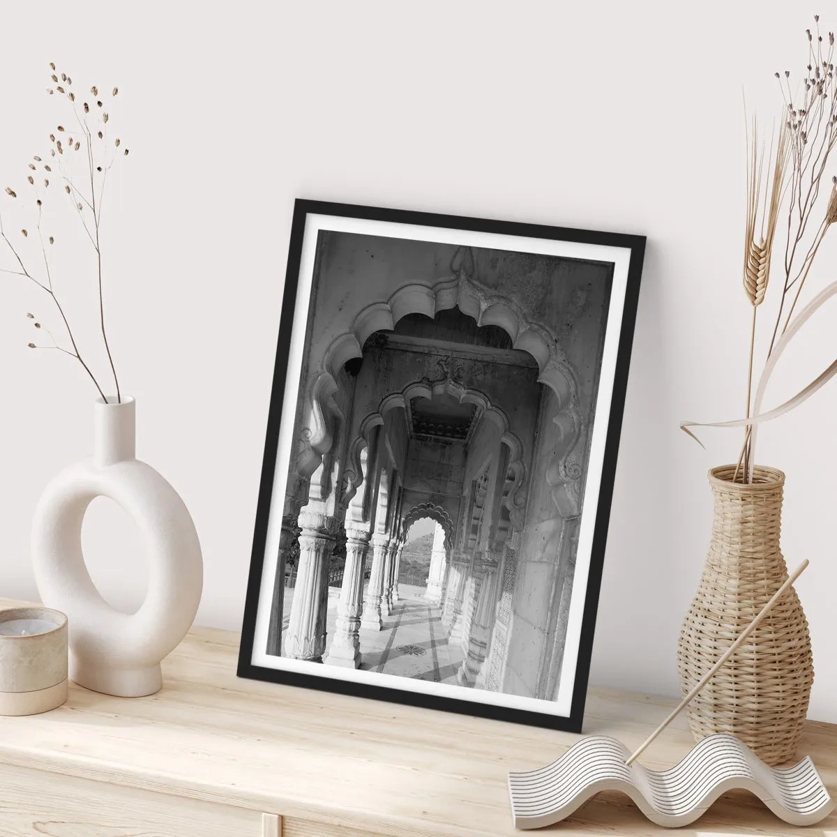 Poster in een zwarte lijst - Zwart-witfoto van architectuur met kolommen - 50x70cm - Oosterse sprookjes spelen zich hier af - Moderne wanddecoratie voor woonkamer en slaapkamer ARTTOR