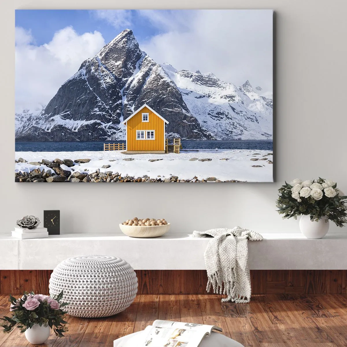 Schilderen op canvas - Een geel huis tegen de achtergrond van besneeuwde bergen en de zee - 70x50cm - Scandinavische vakanties - Moderne wanddecoratie voor woonkamer en slaapkamer ARTTOR