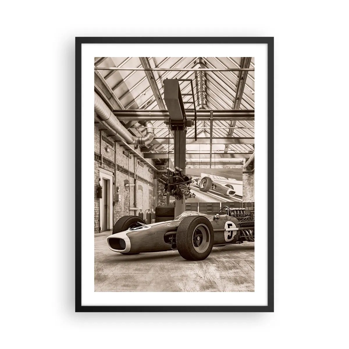 Poster in een zwarte lijst - Iconische racewagen in een industrieel interieur - 50x70cm - De rust van de winnaar - Moderne wanddecoratie voor woonkamer en slaapkamer ARTTOR
