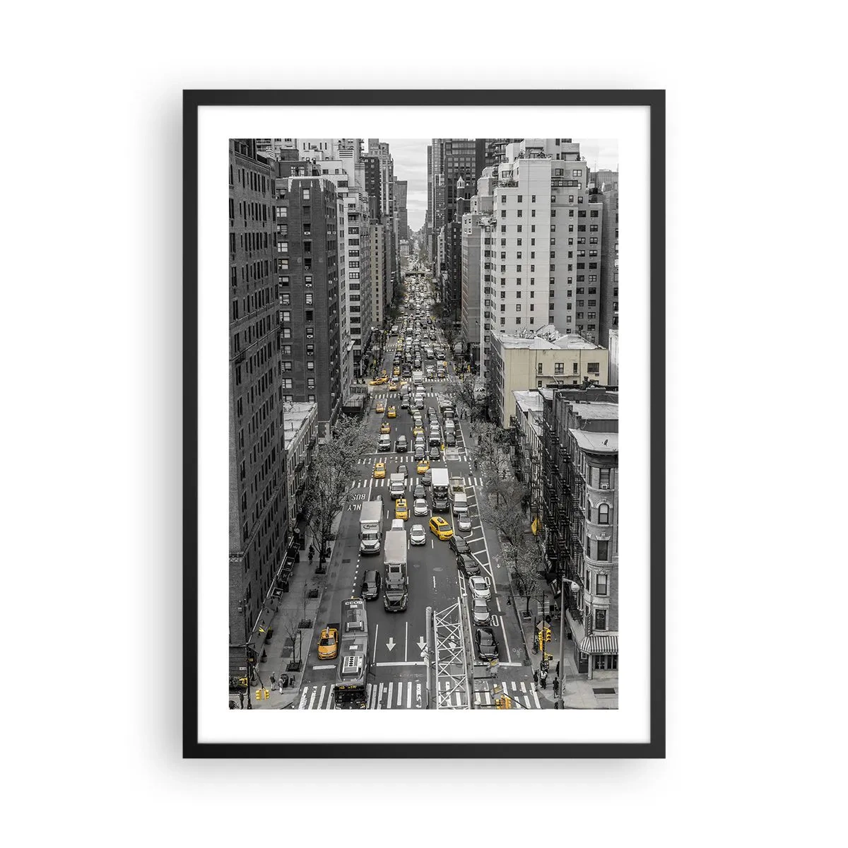 Poster in een zwarte lijst - Straat in New York City in zwart-wit met gele taxi's - 50x70cm - New Yorks leven - Moderne wanddecoratie voor woonkamer en slaapkamer ARTTOR