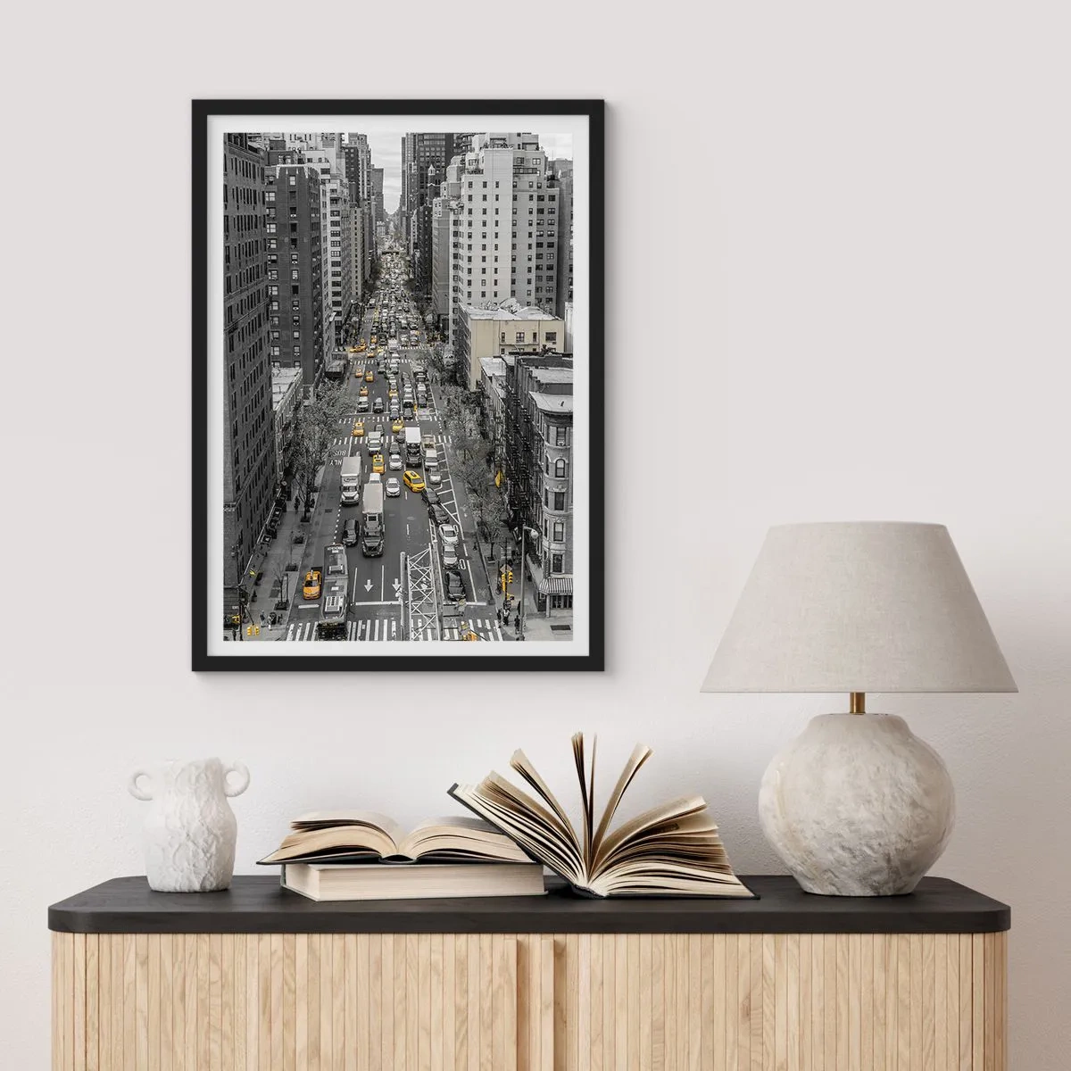Poster in een zwarte lijst - Straat in New York City in zwart-wit met gele taxi's - 50x70cm - New Yorks leven - Moderne wanddecoratie voor woonkamer en slaapkamer ARTTOR
