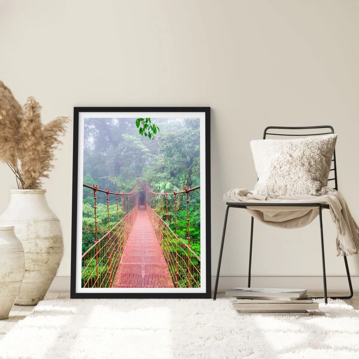 Poster in een zwarte lijst - Een hangbrug in een tropisch bos gehuld in mist - 50x70cm - Opgehangen over de kronen - Moderne wanddecoratie voor woonkamer en slaapkamer ARTTOR
