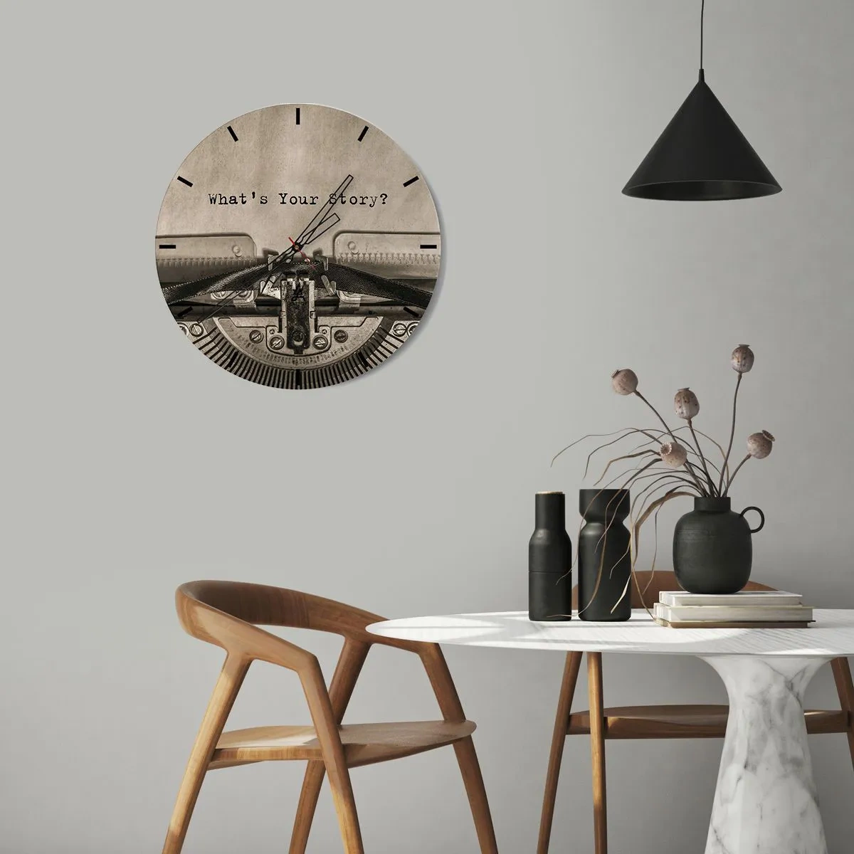 Wandklok - Klok - Close-up van een typemachine met de tekst What's Your Story? - 30x30cm - Vertel het mee - Moderne wanddecoratie voor woonkamer, keuken en slaapkamer ARTTOR