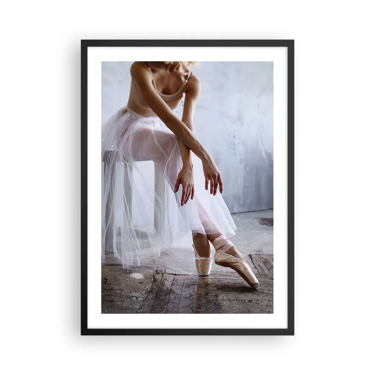 Poster in een zwarte lijst - Een ballerina in een delicate pose tegen een industriële achtergrond - 50x70cm - Voordat de oprijlichten schijnen - Moderne wanddecoratie voor woonkamer en slaapkamer ARTTOR