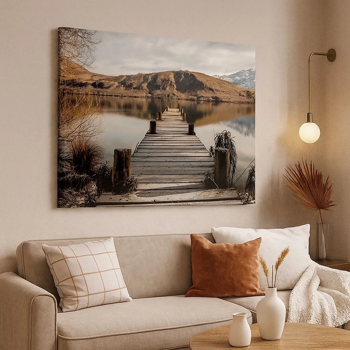 Schilderen op canvas - Een houten pier boven een meer omgeven door pittoreske heuvels - 70x50cm - Landschap in stilte - Moderne wanddecoratie voor woonkamer en slaapkamer ARTTOR