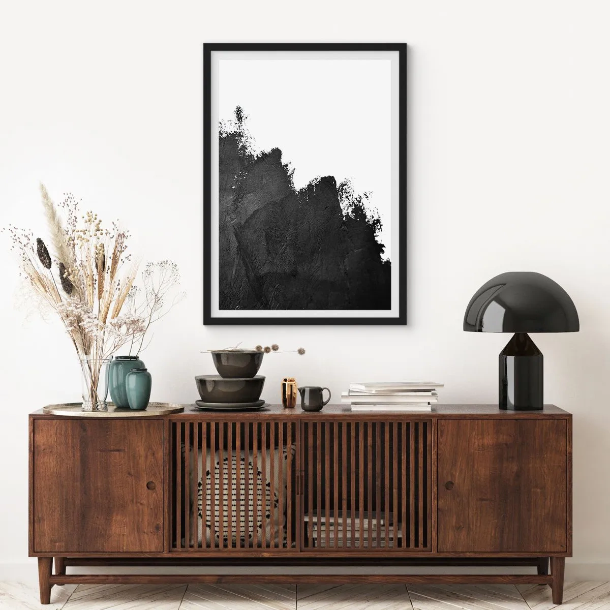 Poster in een zwarte lijst - Minimalistische abstractie met een zwart accent op een witte achtergrond - 50x70cm - Elementen: aarde - Moderne wanddecoratie voor woonkamer en slaapkamer ARTTOR