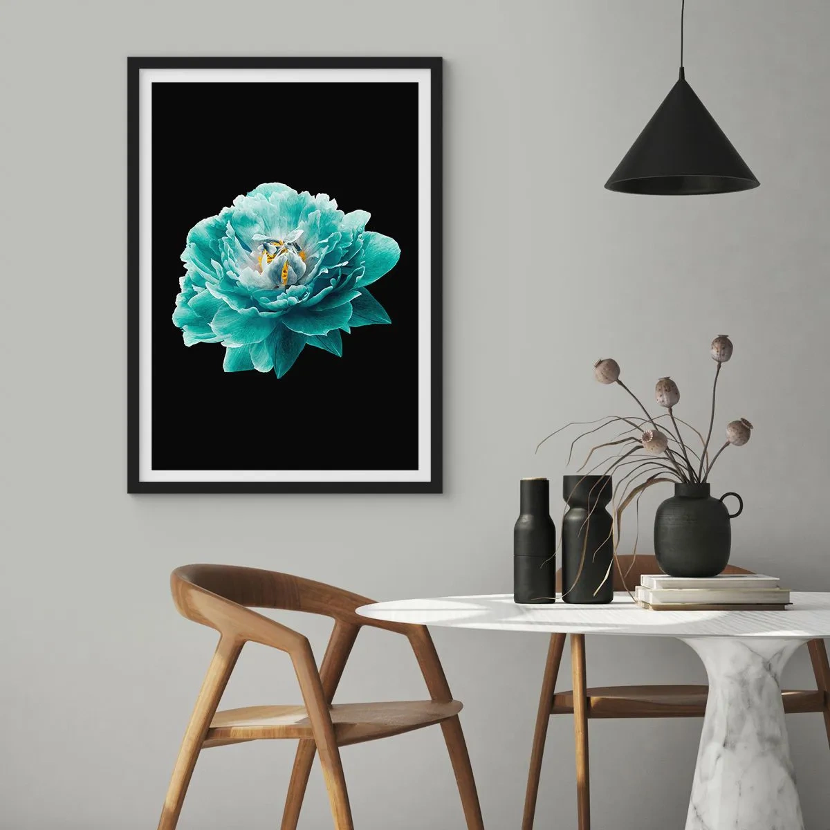 Poster in een zwarte lijst - Turquoise bloem met een bij op een zwarte achtergrond - 50x70cm - Blauwe en gouden bloemblaadjes - Moderne wanddecoratie voor woonkamer en slaapkamer ARTTOR