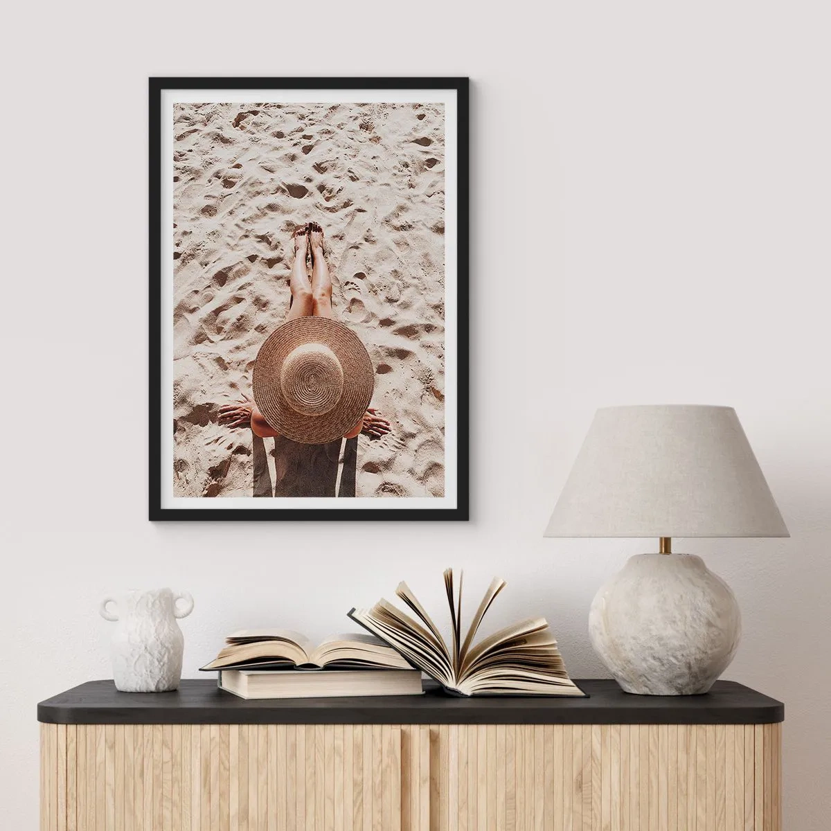 Poster in een zwarte lijst - Persoon zonnebadend op het strand, bovenaanzicht met een grote hoed tegen het zand - 50x70cm - De perfecte tijd - Moderne wanddecoratie voor woonkamer en slaapkamer ARTTOR