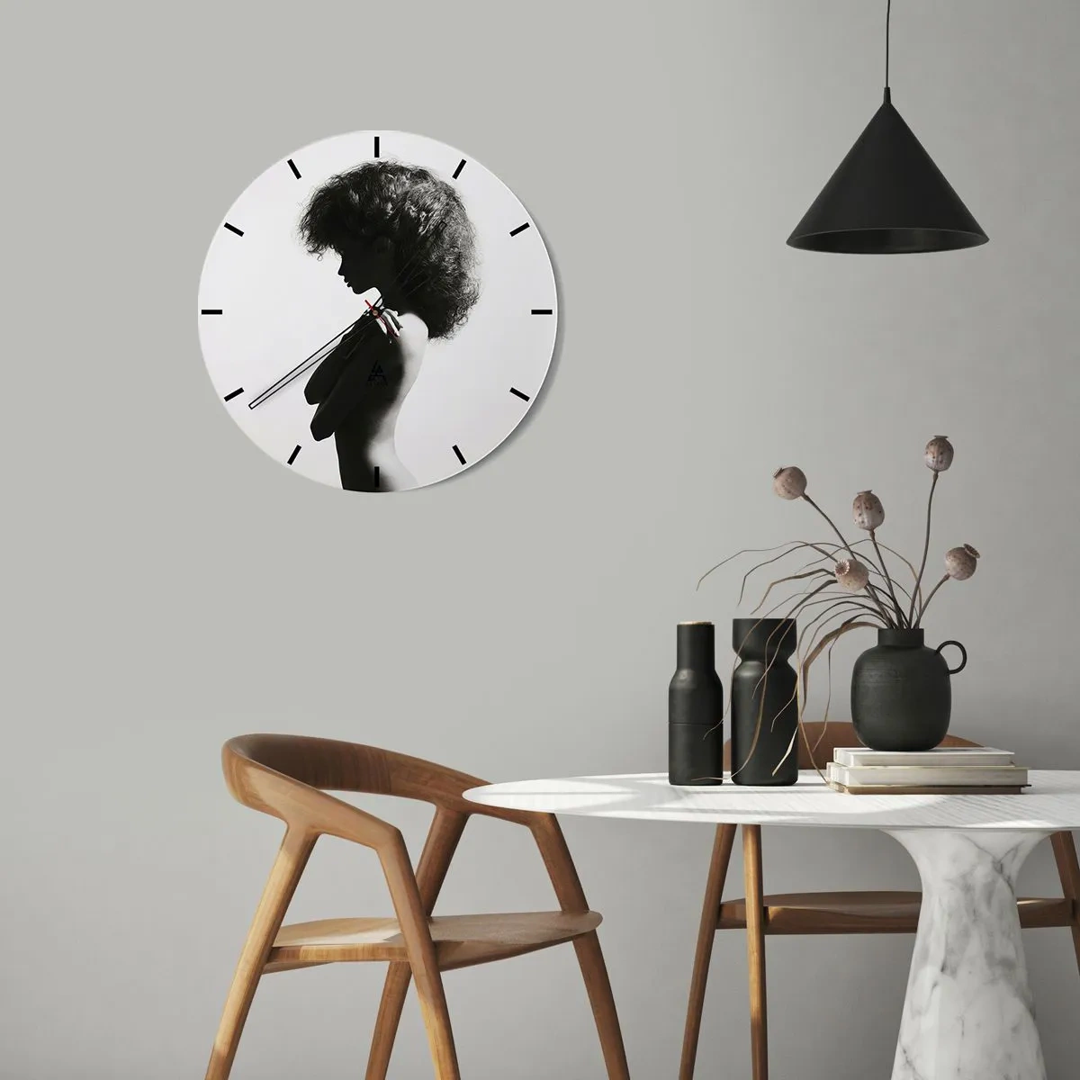 Wandklok - Klok - Zwart-witportret van een vrouw in halfprofiel met een dynamisch kapsel - 30x30cm - Als een bloem op een slanke stengel - Moderne wanddecoratie voor woonkamer, keuken en slaapkamer ARTTOR
